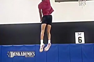 小伙这弹跳简直逆天了，竟能摸到篮板的上沿！🤯