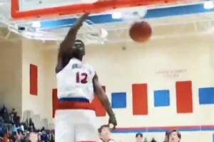 🤯看看16岁的锡安是怎么打球的！论震撼程度应该不输文班吧？