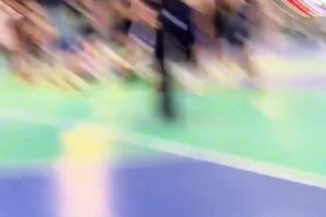 詹密！野球场一位帅哥 又帅又能打且让场边陌生女粉不断尖叫