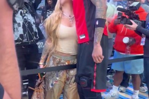 真腻歪啊🙈英格拉姆与歌手女友直接在场边亲上了~