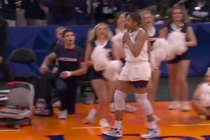 哎哟你干嘛😳女篮疯三一名女球员当场撕破球衣！随后换了个号码